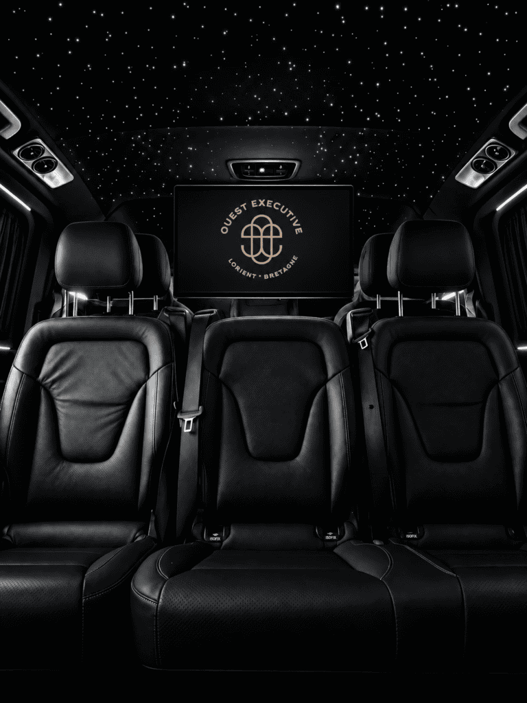 Salon cuir face-à-face et ciel étoilé d'un van Mercedes Classe V, transport VIP avec chauffeur privé à Lorient